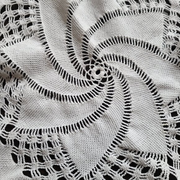 Large crochet doily. Coffee table tablecloth. Side table cover. - Picture 3 of 5